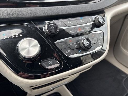 Used 2023 Chrysler Pacifica Touring-L image 24
