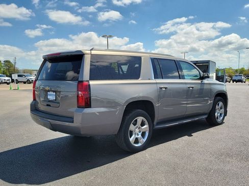 Used 2019 Chevrolet Suburban LT image 6