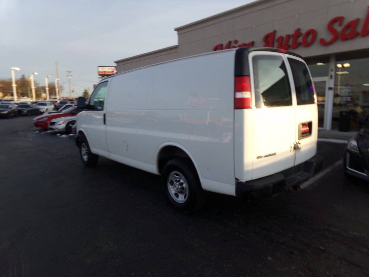 Used 2015 Chevrolet Express 2500 RWD image 2