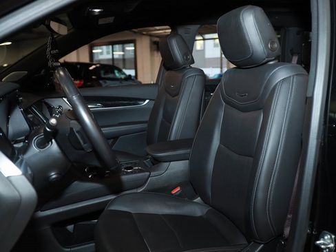 Used 2025 Cadillac XT6 Premium Luxury image 10