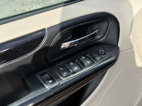 Used 2020 Dodge Grand Caravan SXT image 25