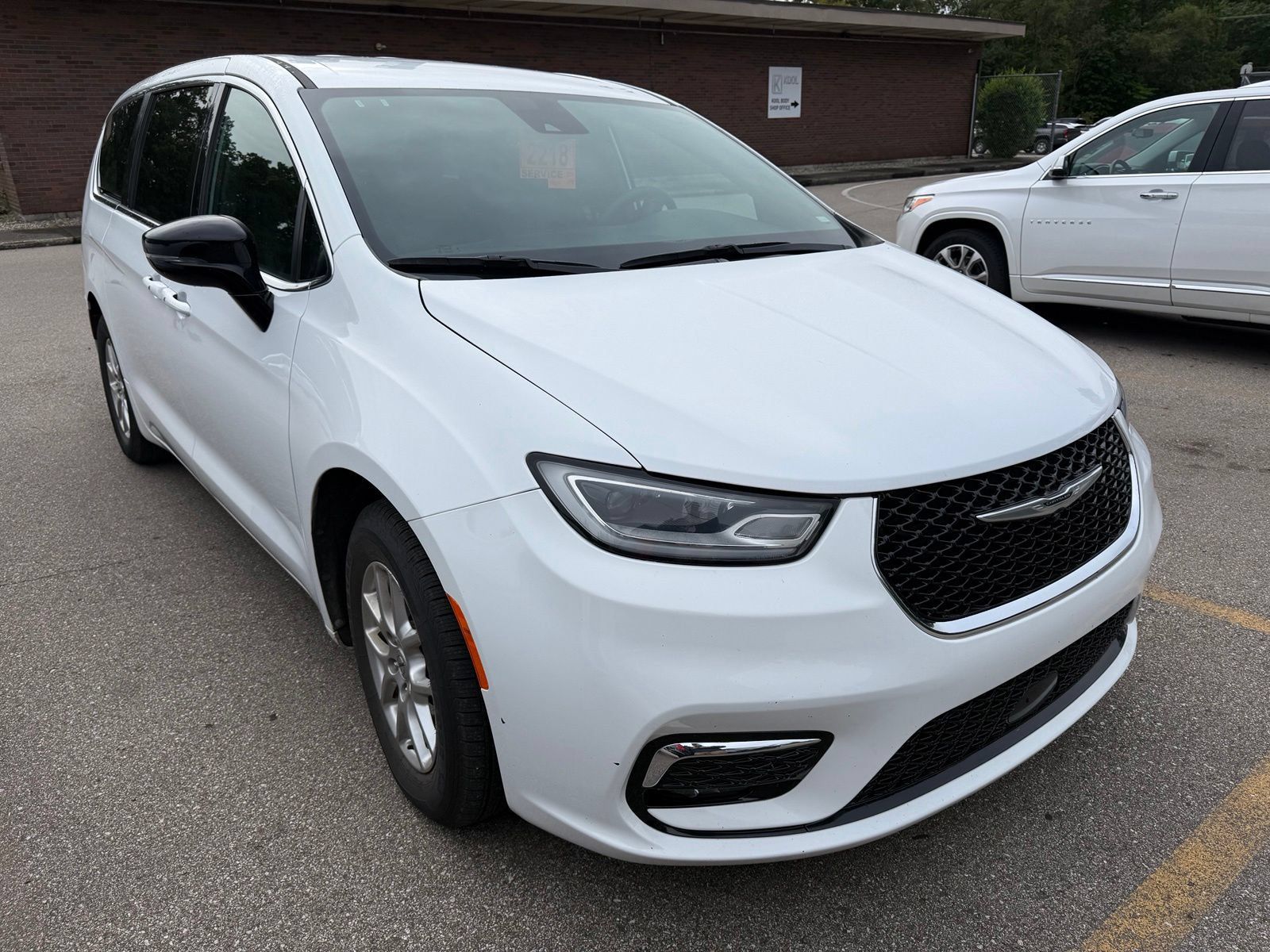 Used 2025 Chrysler Pacifica Select FWD image 1