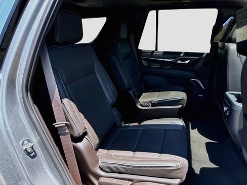 Used 2024 GMC Yukon Denali w/ Denali Reserve Package RWD image 36
