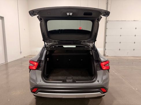 Used 2025 Chevrolet Trax LT FWD image 30
