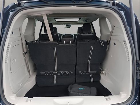 Used 2023 Chrysler Pacifica Limited image 28