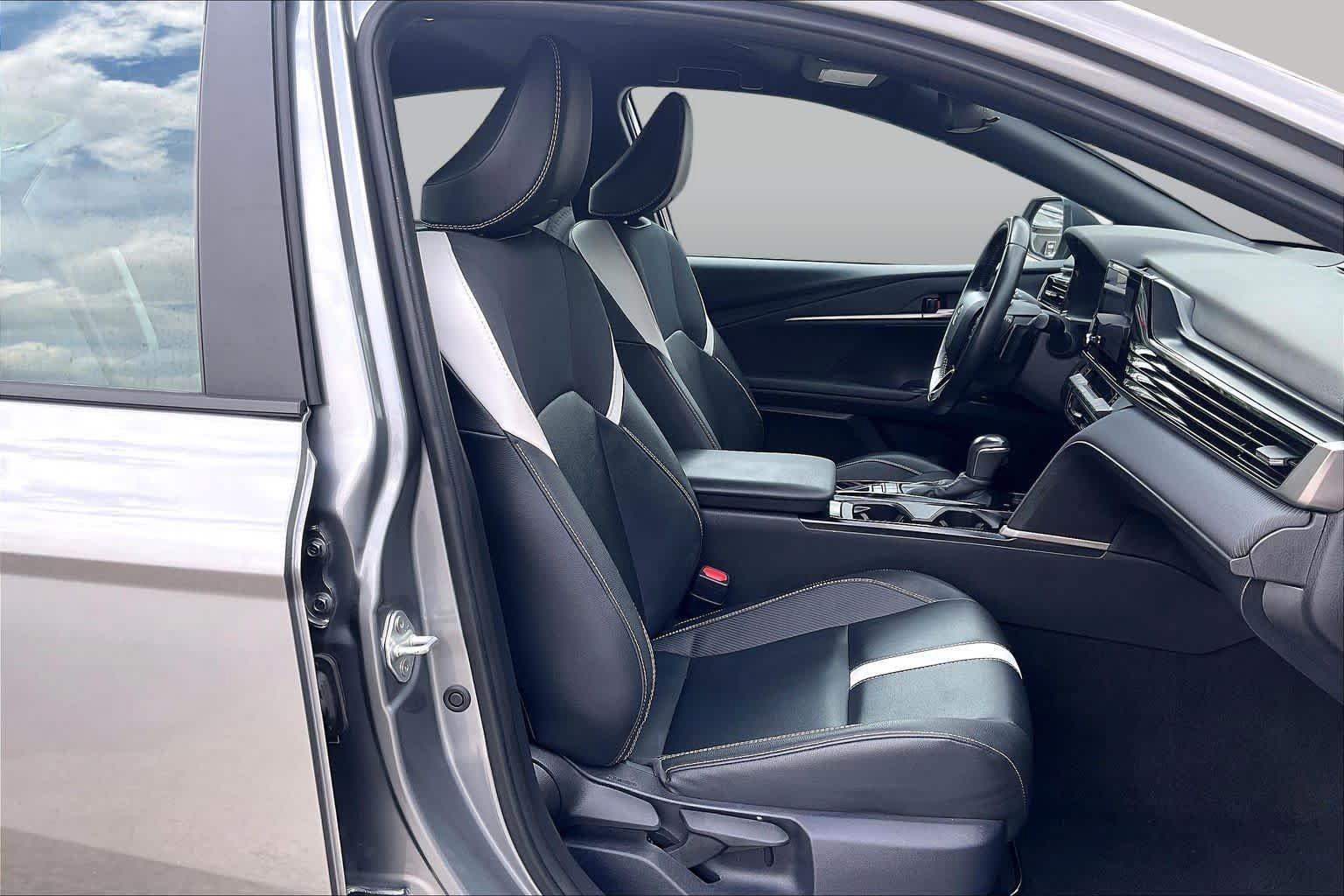 Used 2025 Toyota Camry SE FWD image 9