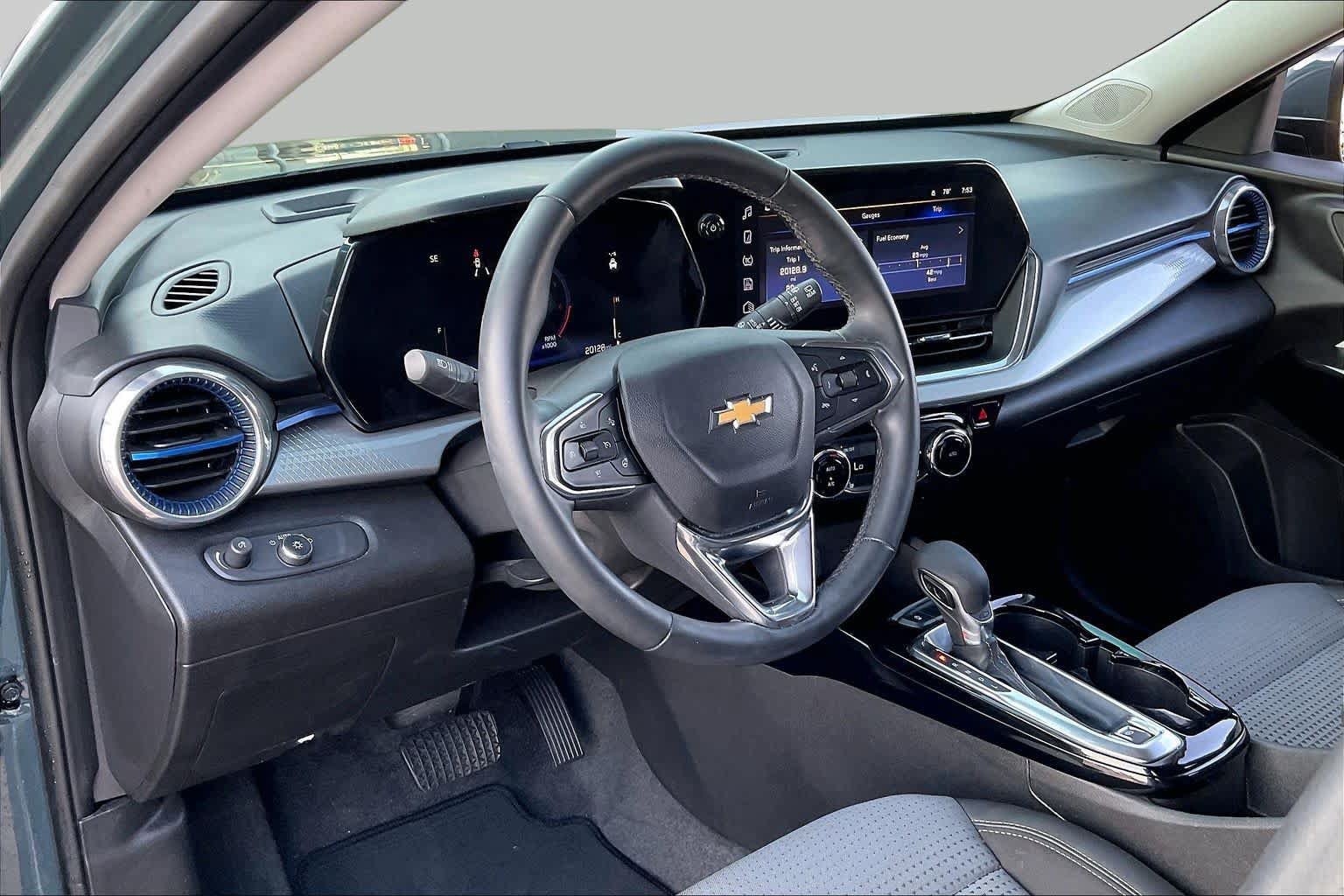 Used 2025 Chevrolet Trax LT w/ Driver Confidence Package FWD image 17