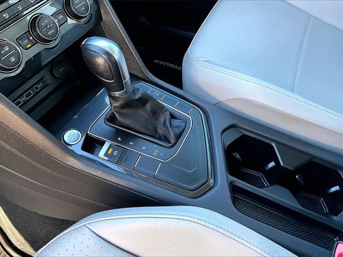 Used 2019 Volkswagen Tiguan SE w/ Panoramic Sunroof Package image 18