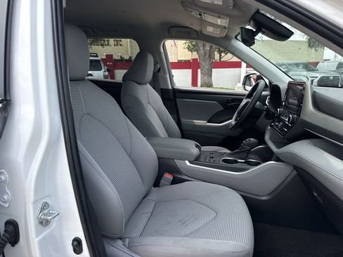 Used 2023 Toyota Highlander L FWD image 28