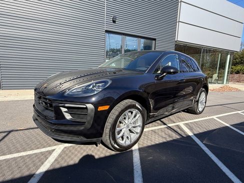 Certified 2025 Porsche Macan image 1