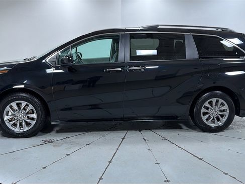 Used 2024 Toyota Sienna XLE image 8