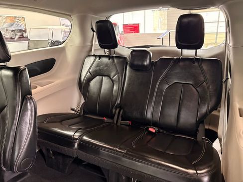 Used 2024 Chrysler Pacifica Touring-L FWD image 24