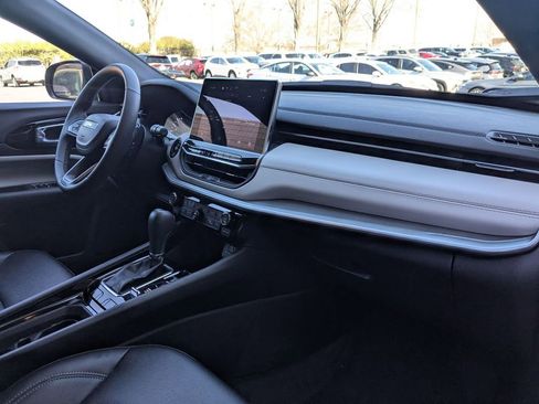 Used 2025 Jeep Compass Limited image 32