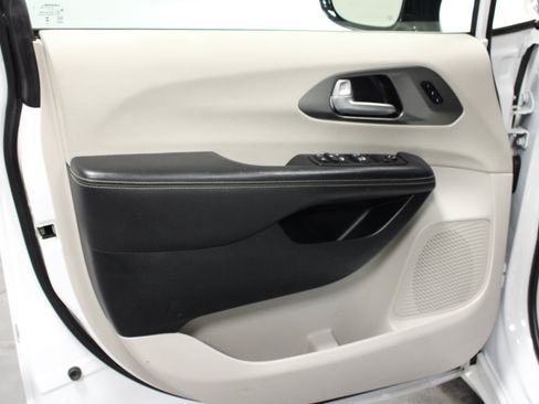 Used 2024 Chrysler Pacifica Touring-L FWD image 11