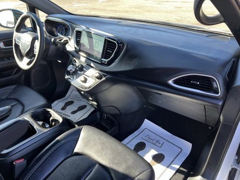 Used 2025 Chrysler Pacifica Select image 7