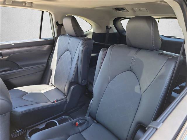 Used 2025 Toyota Highlander Platinum AWD/4WD image 11