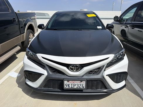 Used 2022 Toyota Camry SE FWD image 1