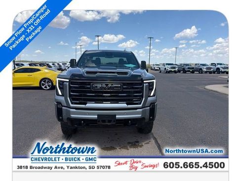 Used 2025 GMC Sierra 2500 AT4 AWD/4WD image 3