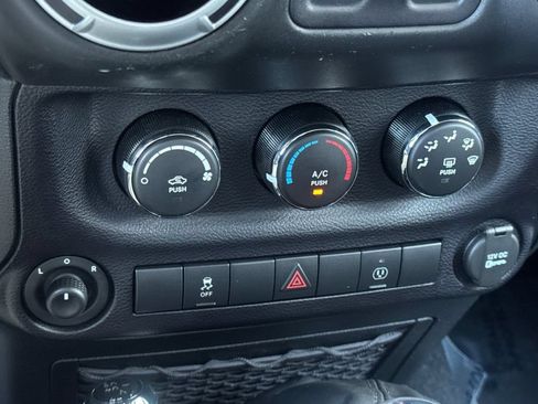 Used 2016 Jeep Wrangler Rubicon w/ Power Convenience Group AWD/4WD image 18