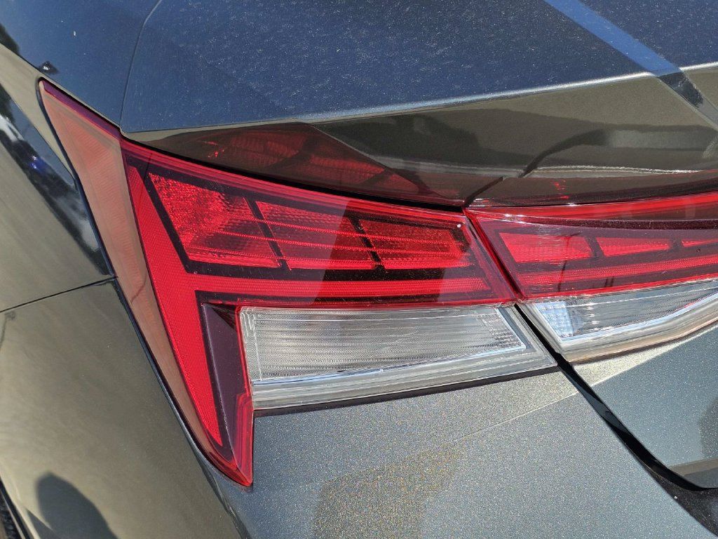 Used 2025 Hyundai Elantra Limited FWD image 10
