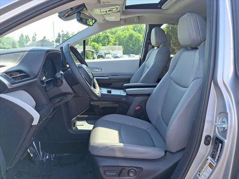 Certified 2025 Toyota Sienna XLE FWD image 12