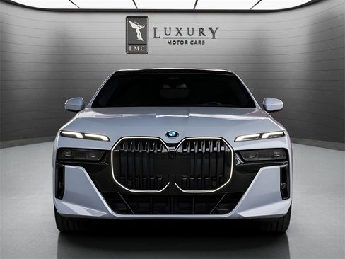 Used 2024 BMW i7 eDrive50 w/ M Sport Package image 9