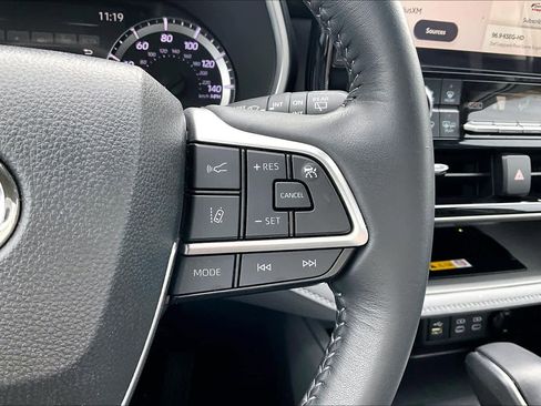Used 2024 Toyota Highlander XLE image 24