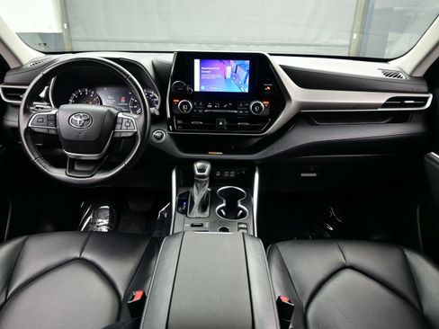 Used 2023 Toyota Highlander XLE AWD/4WD image 17