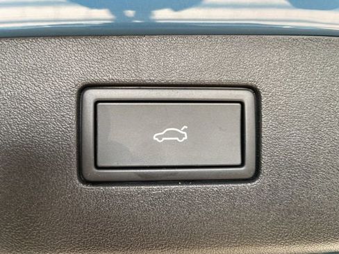 Certified 2025 Volkswagen Tiguan SE R-Line image 10