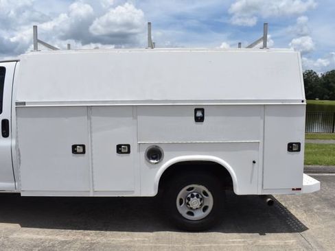 Used 2017 Chevrolet Express 3500 RWD image 4