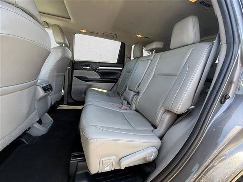 Used 2019 Toyota Highlander XLE FWD image 22