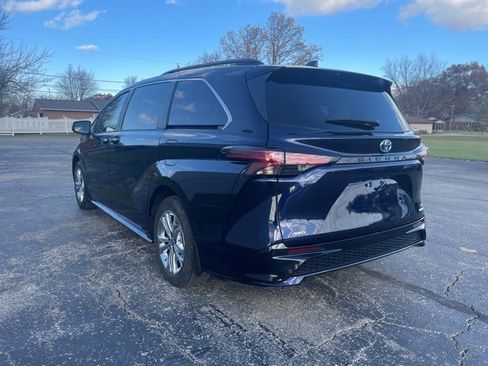 Used 2022 Toyota Sienna XSE image 2