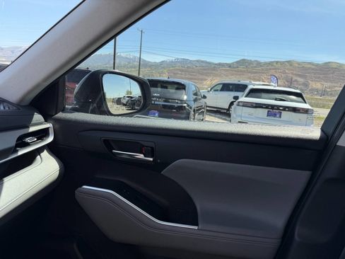 Used 2021 Toyota Highlander XLE AWD/4WD image 39