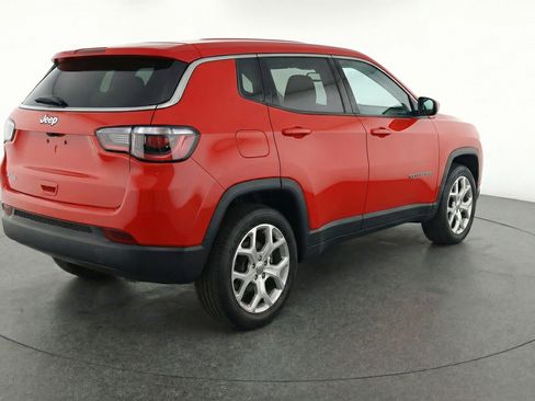 Used 2025 Jeep Compass Latitude image 9