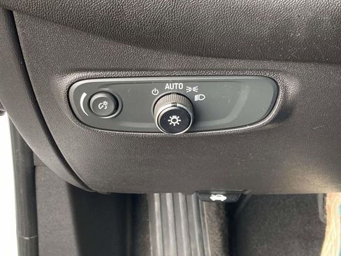 Used 2021 Chevrolet Equinox LS image 28