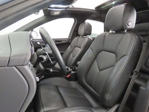 Certified 2026 Porsche Macan AWD/4WD image 5