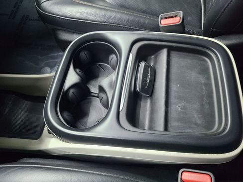 Used 2018 Chrysler Pacifica Touring-L image 25