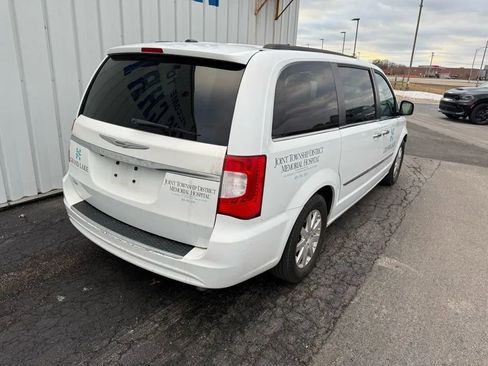 Used 2014 Chrysler Town & Country Touring w/ Driver Convenience Group image 8