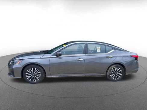 Used 2025 Nissan Altima 2.5 SV FWD image 11