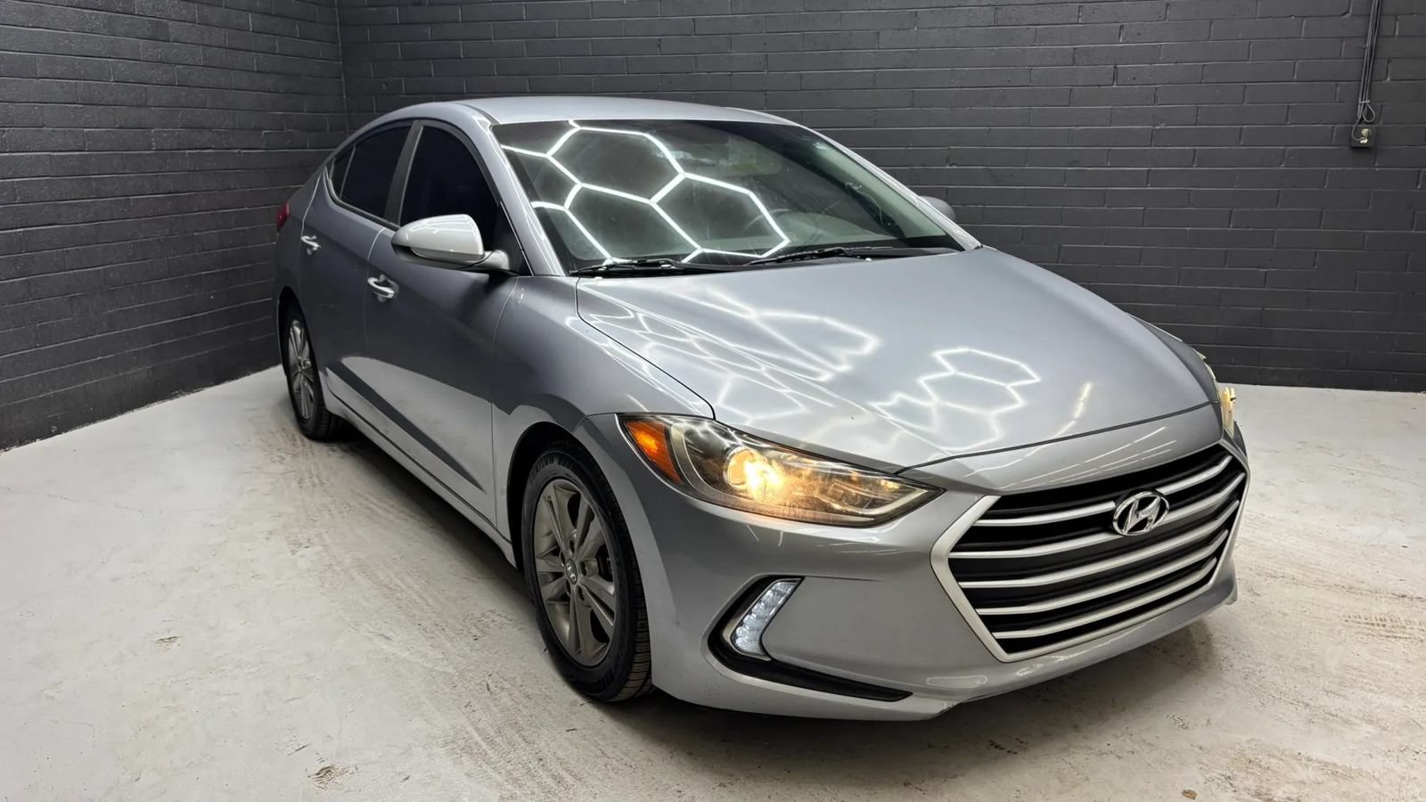 Used 2017 Hyundai Elantra SE w/ SE A/T Tech Package 03 FWD image 1