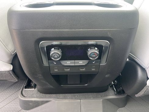 New 2025 Chevrolet Suburban Premier image 22