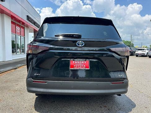 Certified 2025 Toyota Sienna XLE FWD image 4