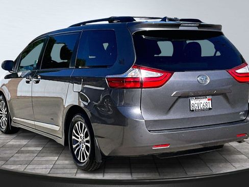 Used 2019 Toyota Sienna XLE image 2