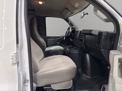 Used 2016 GMC Savana 2500 image 18