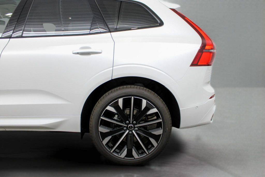 Certified 2026 Volvo XC60 B5 Ultra w/ Protection Package Premier AWD/4WD image 32