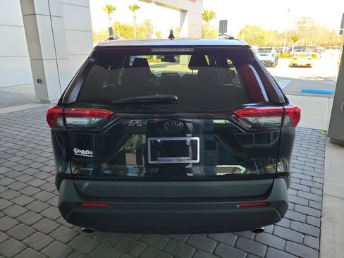 Used 2021 Toyota RAV4 XLE image 5