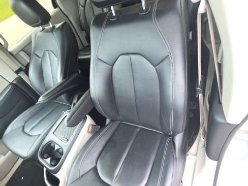 Used 2024 Chrysler Pacifica Touring-L FWD image 21