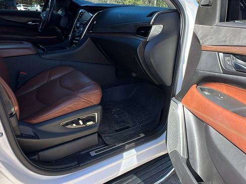 Used 2020 Cadillac Escalade Premium Luxury image 20