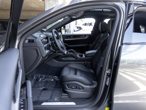 Certified 2026 Porsche Cayenne Coupe AWD/4WD image 25