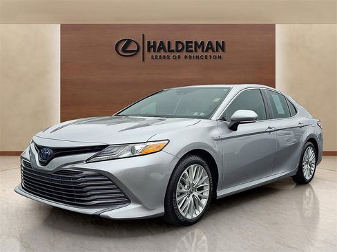 Used 2020 Toyota Camry XLE w/ Sunroof Package image 3